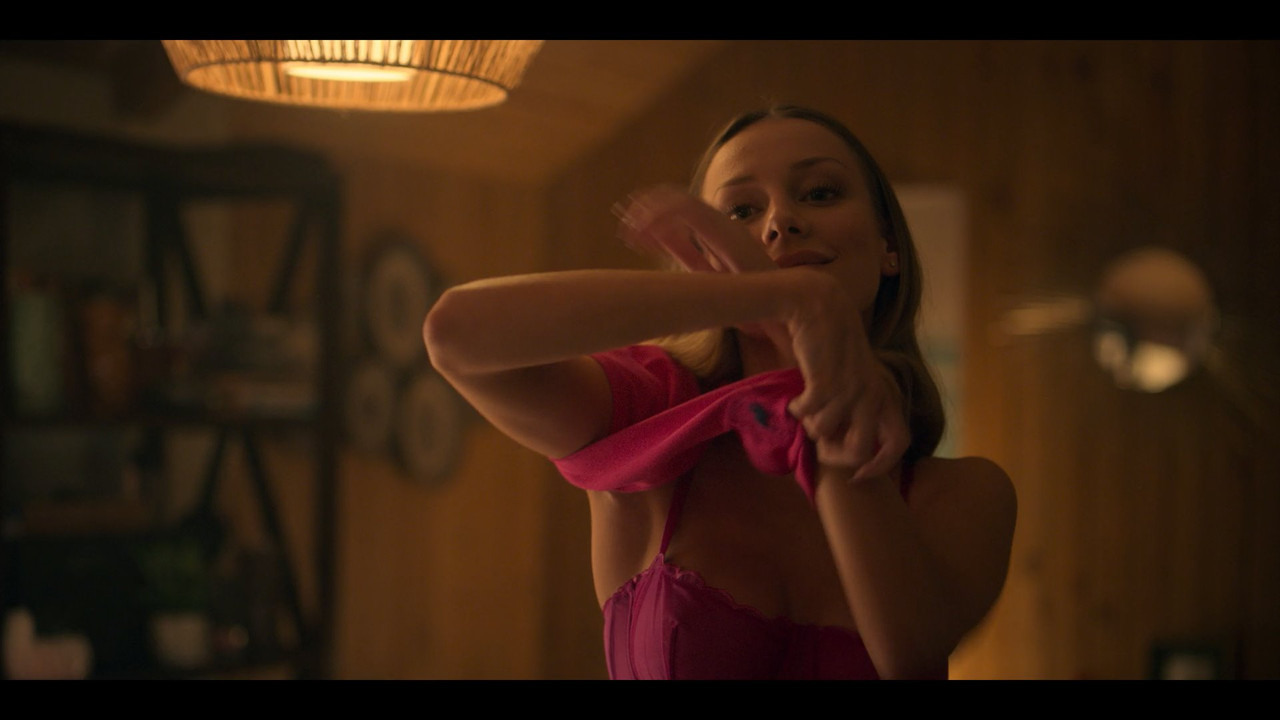 Elite.Short.Stories.Carla.Samuel.S01.1080p.NF.mkv_snapshot_02.51_[2021.08.31_13.21.05]