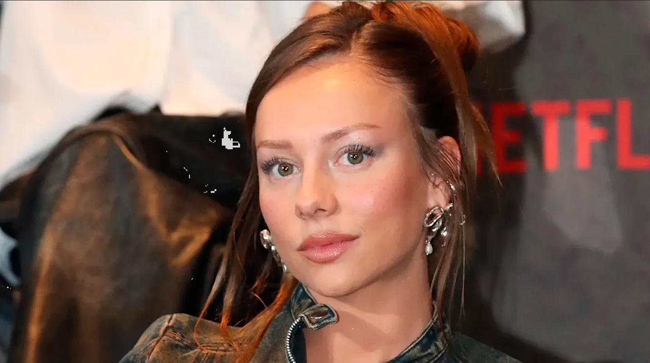 Ester Expósito se roba el show en la premiere de 'Bandidos' con un sensual conjunto