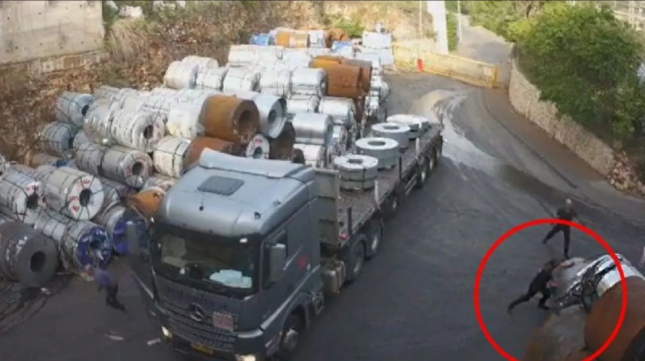 Muere trágicamente un trabajador al ser aplastado por una bobina de acero en Israel