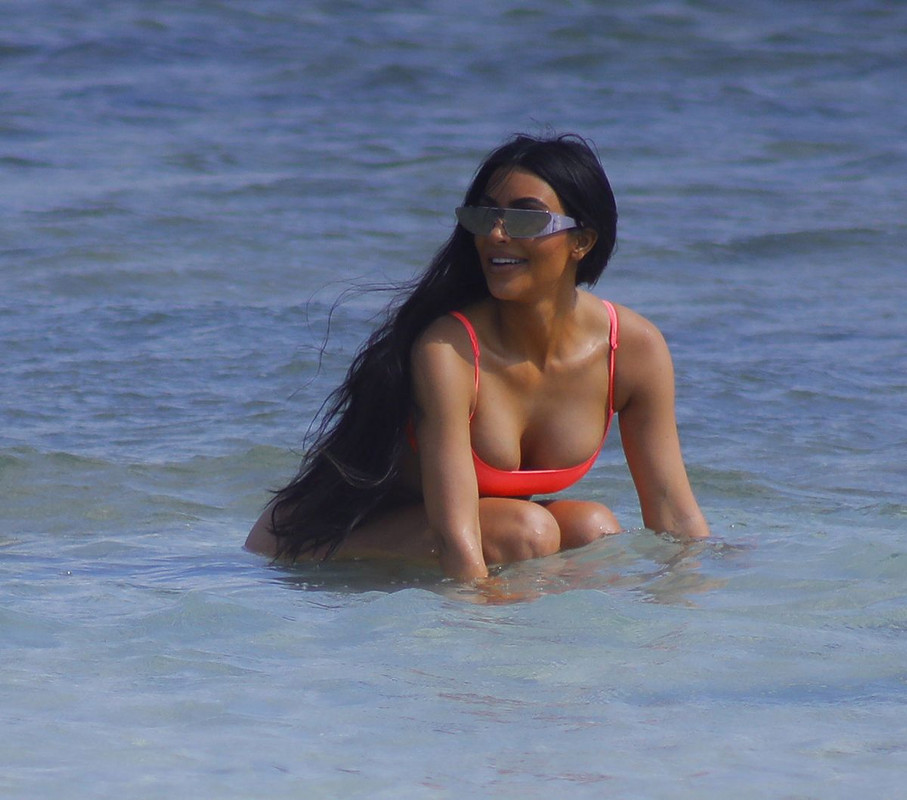 kim-kardashian-in-bikini-on-the-beach-in-bali-10-26-2018-2