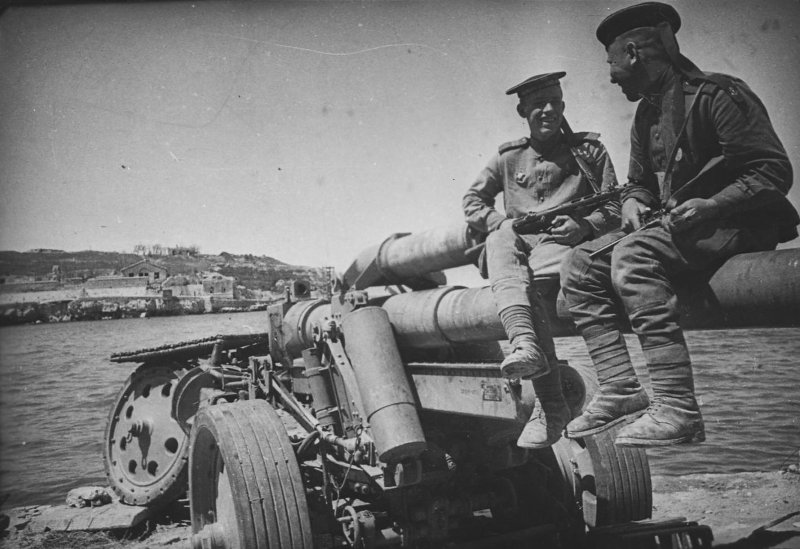 Орудие, брошенное немцами при отступлении из Севастополя.