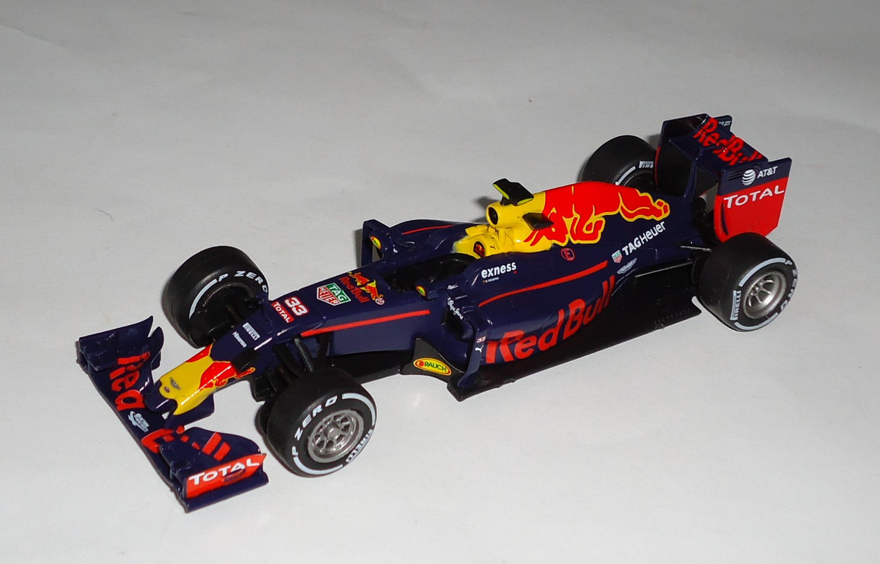 Red Bull-TAG Heuer-RB12 (2016)1