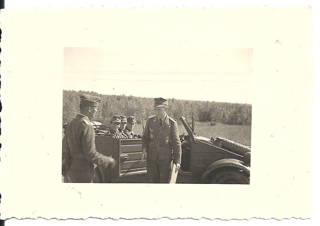 Orig.Foto Offiziere Luftwaffe vor Kübelwagen in 