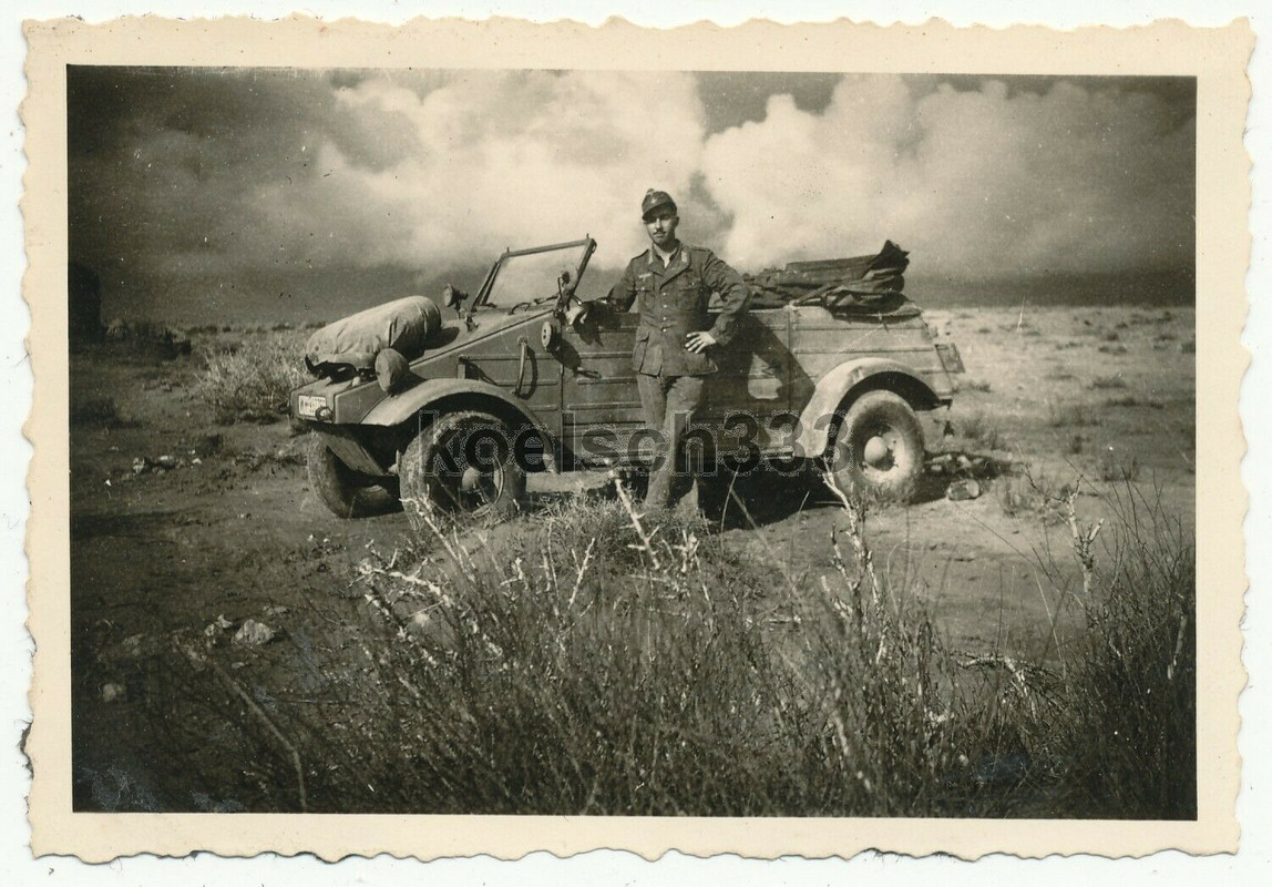 Foto Afrika Korps Soldat am VW Kübelwagen in der Wüste ! PKW 21.