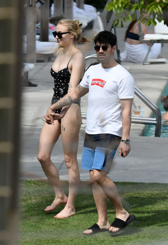 Sophie-Turner-upskirtSTARS.com (5)