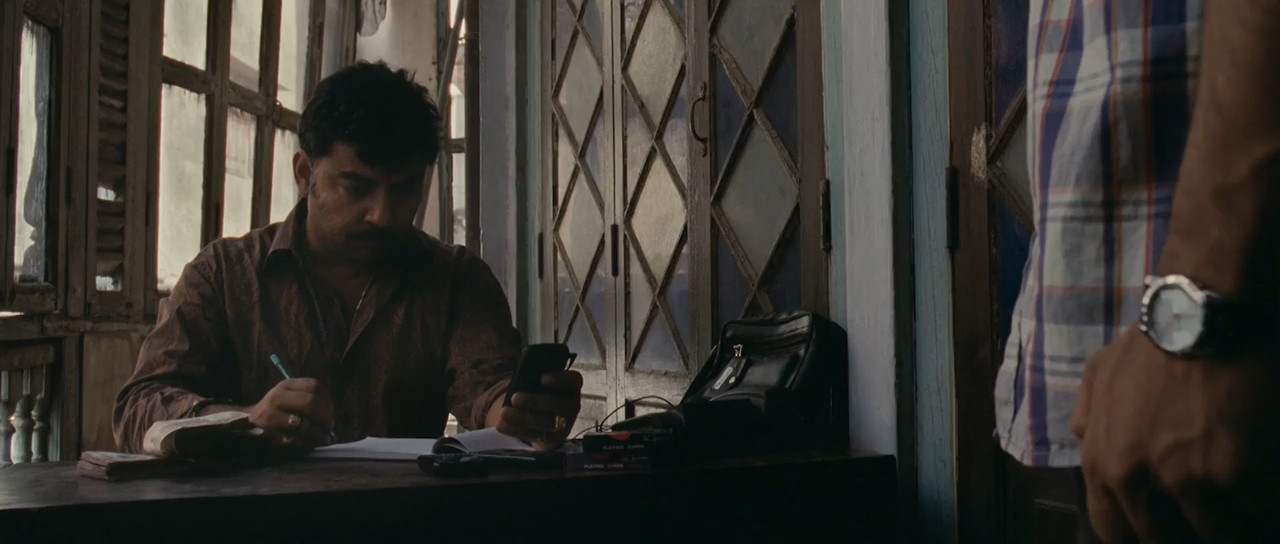 Ankhon Dekhi 2014 WebRip [Hindi + Tamil] 480p 720p ESub Screenshot