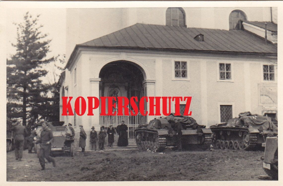 Sturmgeschütze STUG-Abteilung vor Kloster Abtei 