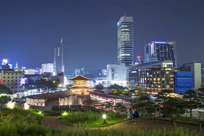 Dongdaemun yang terlihat dari Taman Seonggwak