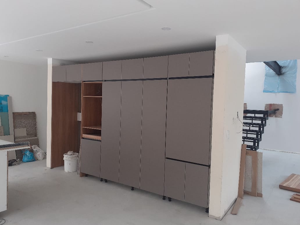 Closet a medida con módulos abiertos y cajones inferiores