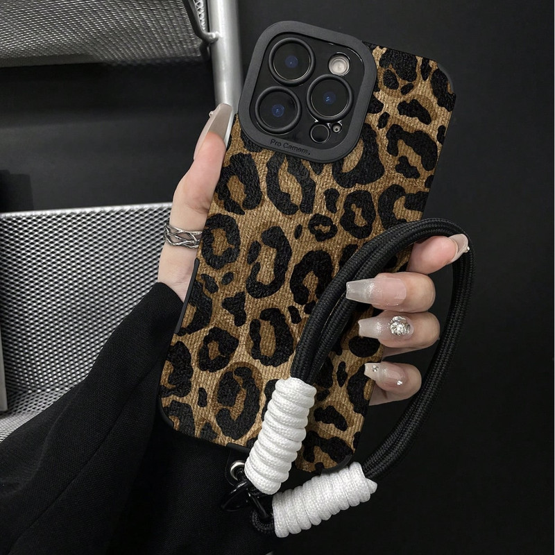 Foto de Funda con diseño de leopardo. Incluye correa de mano.