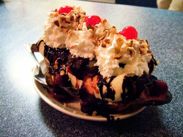 Banana split sa cokoladom