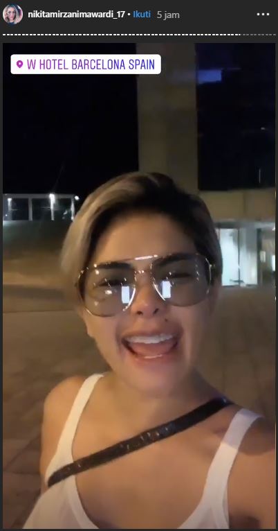 Nikita Mirzani liburan di Barcelona.