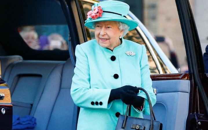 ¿Qué guarda la Reina Isabel en su bolso?