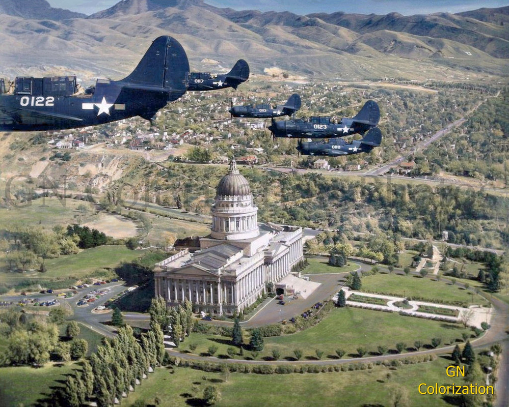 Photos colorisees  - Page 37 SB2-C-VB-17-en-vol-au-dessus-du-Capitole-de-l-tat-de-l-Utah