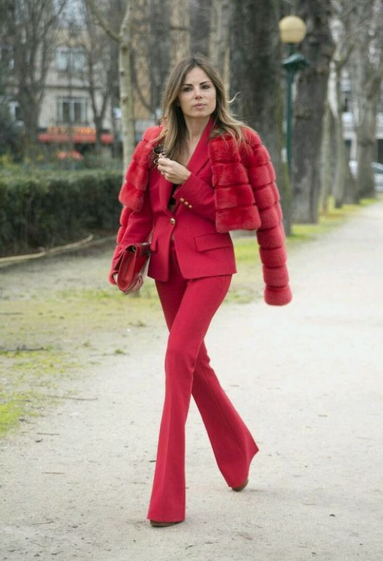 Devojka u crvenoj modnoj kombinaciji