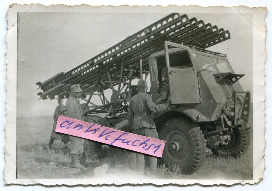 LKW mit Raketen-Werfer-Aufbau Stalinorgel aus Rußland