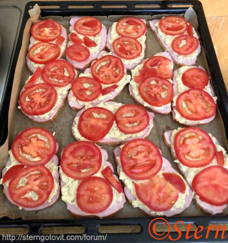 Мясо запеченное с сыром и помидорами