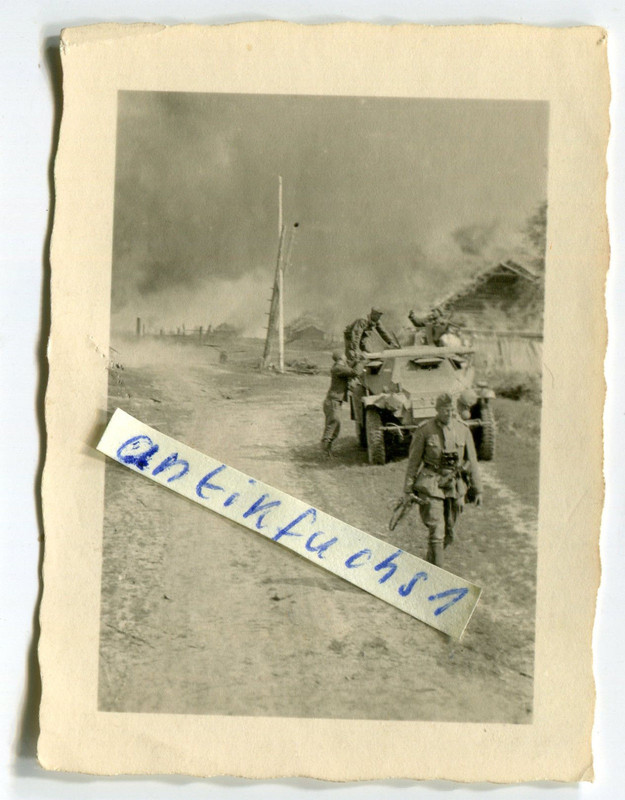 Schützen-Panzer im brennenden Dorf in Rußland im 2.WK