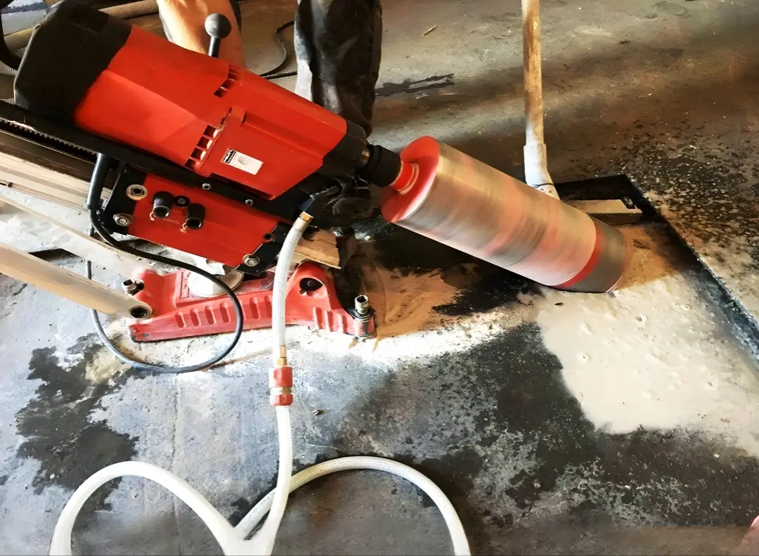 فتحات دائرية متعددة في سقف خرساني للتهوية.