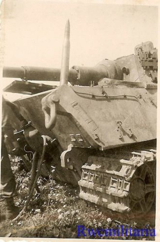 US Soldier View of Captured German Königstiger Panzer Tank