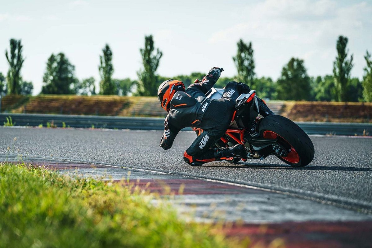 Стритфайтер KTM 1290 Super Duke R EVO 2022 с полуактивной подвеской