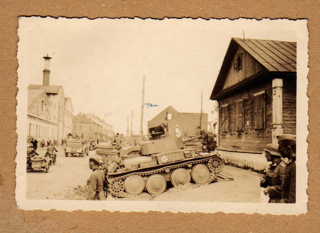 Deutscher Panzer auf russischer Dorfstraße super Ansicht