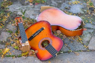 Thơ hoạ Nguyễn Thành Sáng & Tam Muội (2041) Broken-old-guitar-lying-concrete-discarded-new-york-city-street-broken-old-guitar-lying-concrete-dis