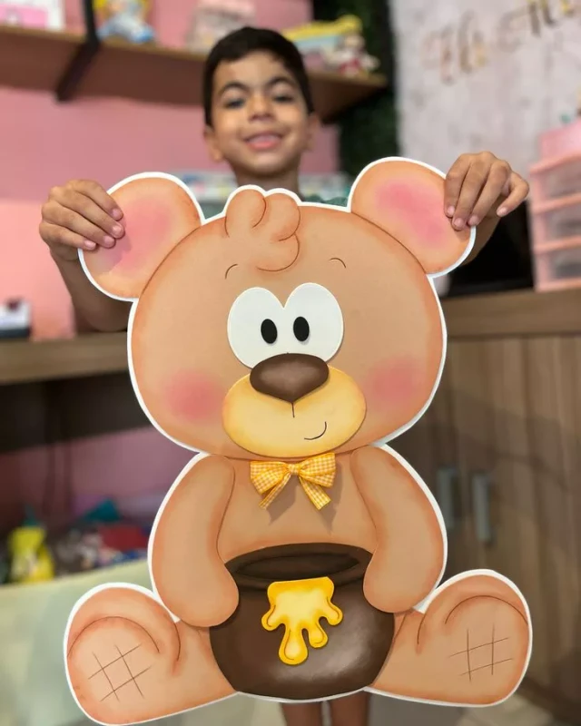 Niño realizando manualidades (reemplazar por imagen relacionada a goma eva si quieres)