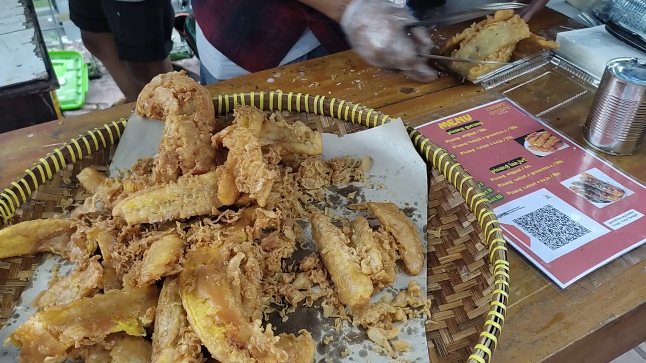 Gorengan pisang tanduk, satu di antara takjil yang bisa dibeli di spot ngabuburit sekitar Maskam Jogja.