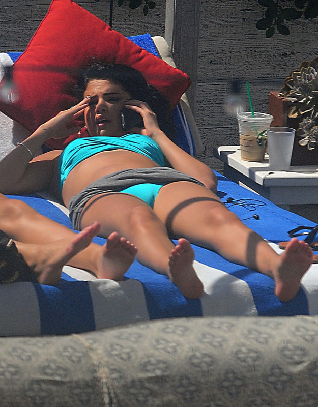 selena_gomez_green_bikini_open_legs_september_17