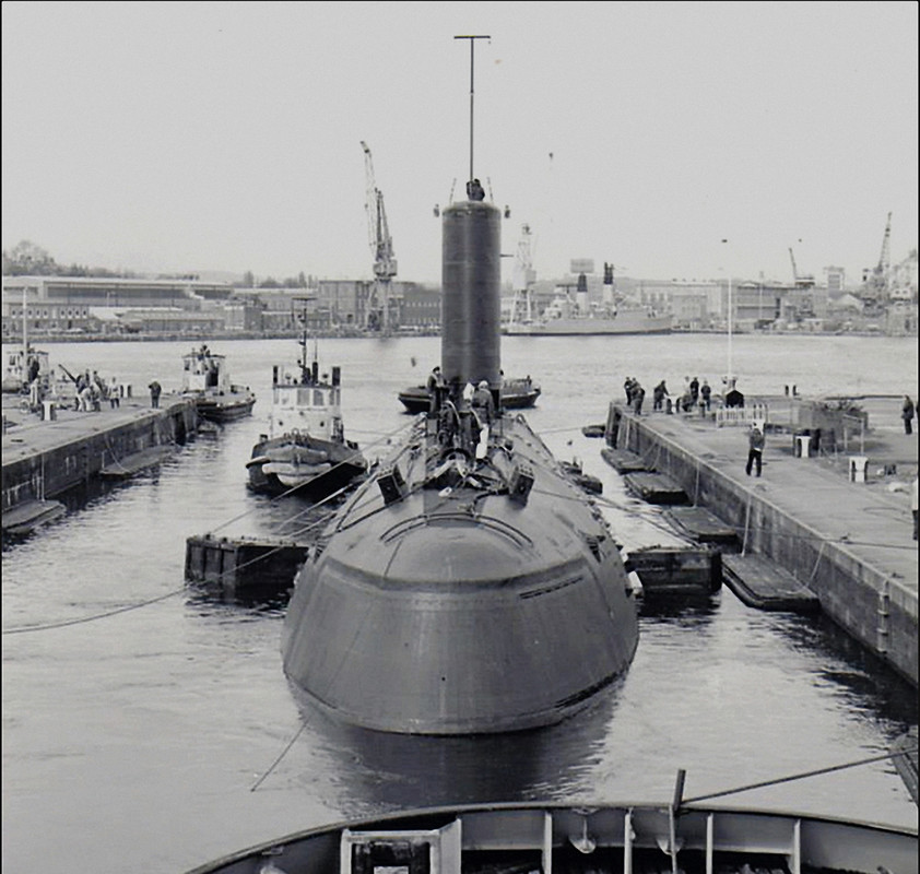 HMS Dreadnought на верфи в Чатеме, спускается в реку Медуэй