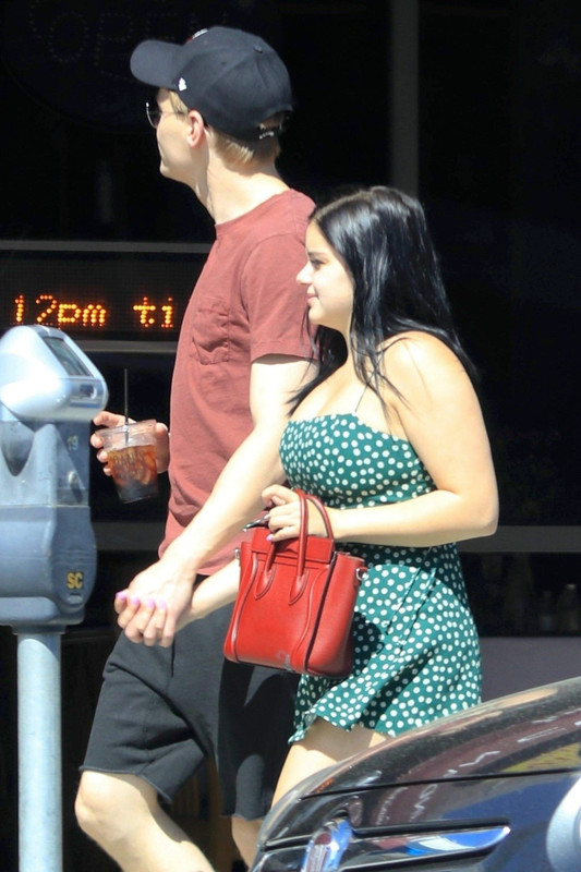 Ariel-Winter-Sexy-Legs-Ass-19