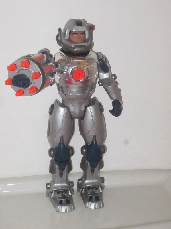 The cybertronic battle armor totally reminds me of the the mam Power Extreme figure. IMG-4922