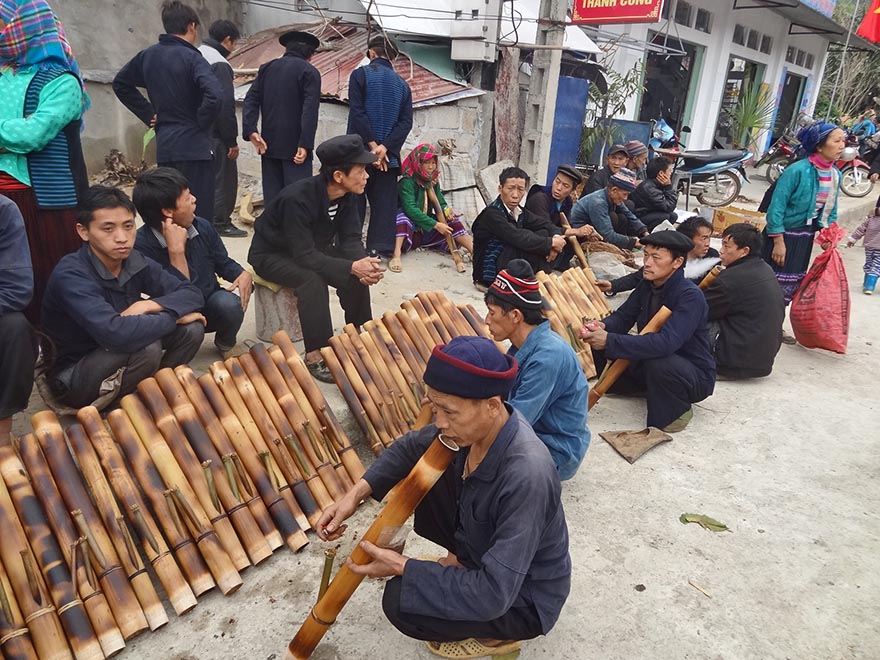 Ilustrasi merokok dengan bambu.