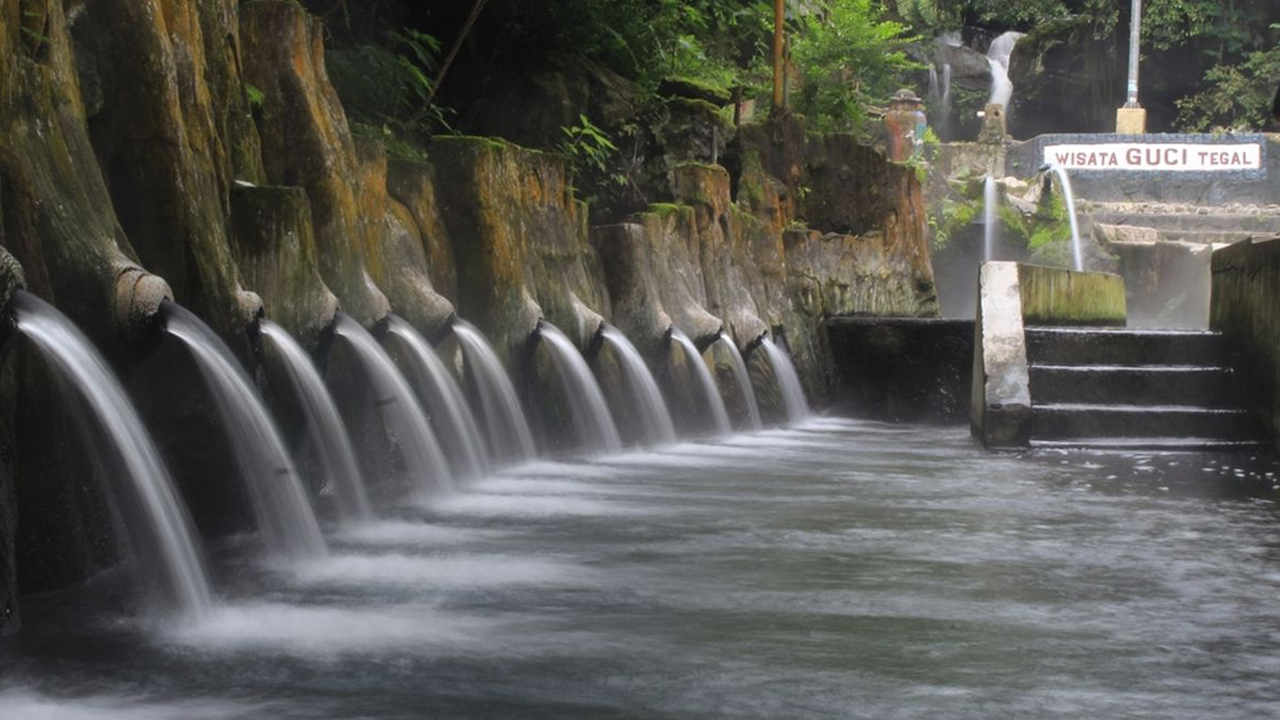Guci Pemandian Air Panas, Pesona Wisata Alam di Jawa Tengah