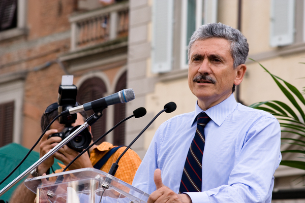 Le Sénateur Simeon Belagri, lors de sa conférence de presse sur la nouvelle loi sécuritaire