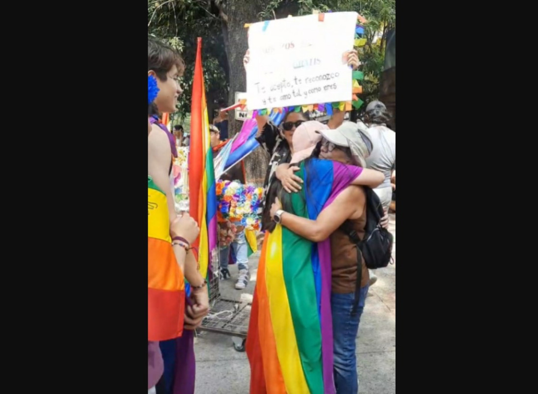 Mujer ofrece ‘abrazos de mamá’ a miembros LGBT rechazados por sus padres