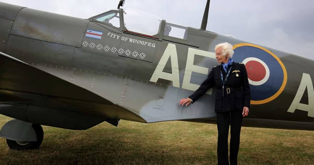Mary Ellis posa junto a un Spitfire, en 2015 en Kent, Reino Unido