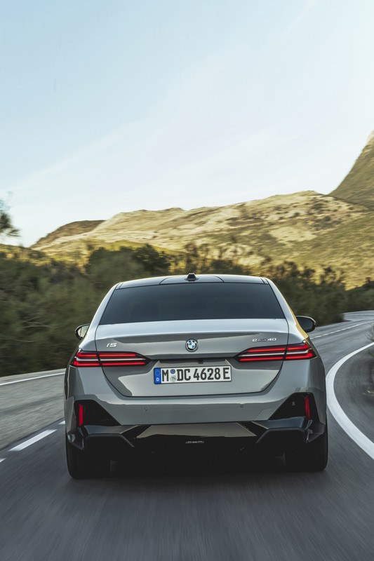 P90505034_highRes_the-new-bmw-i5-edriv