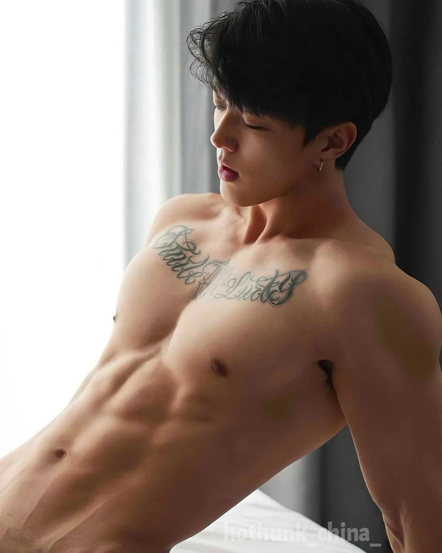 Photo shared by Chinese hunks 全球華男 on October 12, 2023 tagging @hothunk_china_, and @adonisjing2023.