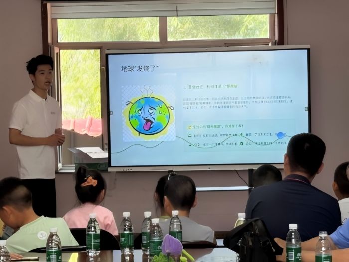 7 21社区宣讲毛韵桀翔在海林社区向居民科普林业碳汇生态价值 compressed