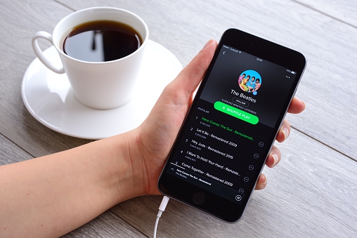 ¿Por qué Spotify se detiene después de 10 segundos?
