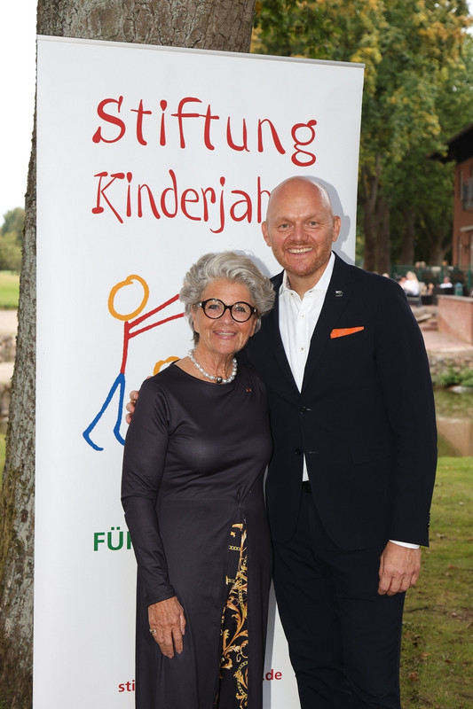 web_Gastgeber Stiftungsvorstand Hannelore Lay und Alex Obertop v Treudelberg Resort_ Indian Summer 2