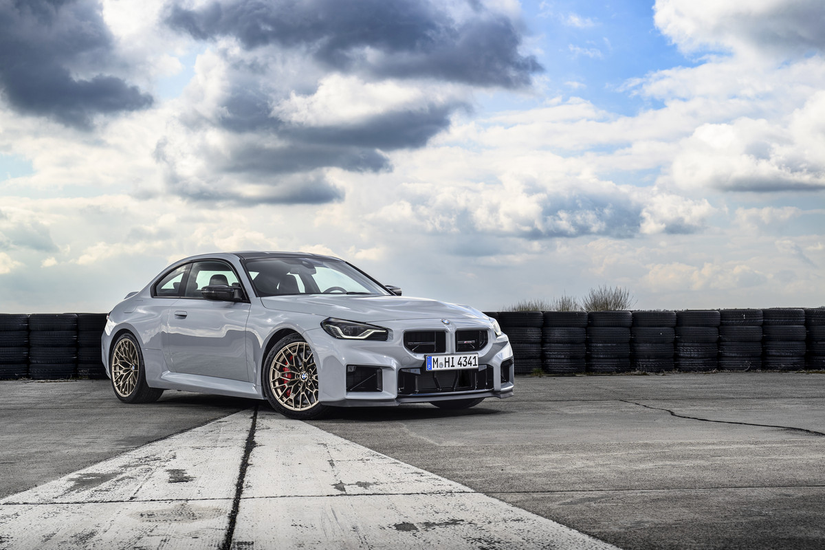P90600873_highRes_the-new-bmw-m2-cs