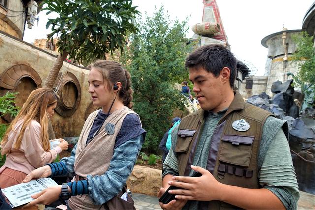 DISNEYLAND ~ STAR WARS: GALAXY'S EDGE, LA GUIA - Blogs de USA - SAVI'S WORKSHOP HANDBUILT LIGHTSABERS: Montando nuestro sable láser (5)