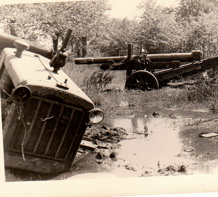 Foto-Geschütz mit Abschuss-Ringe und Kettenfahrzeug Traktor Schlepper im Sumpf