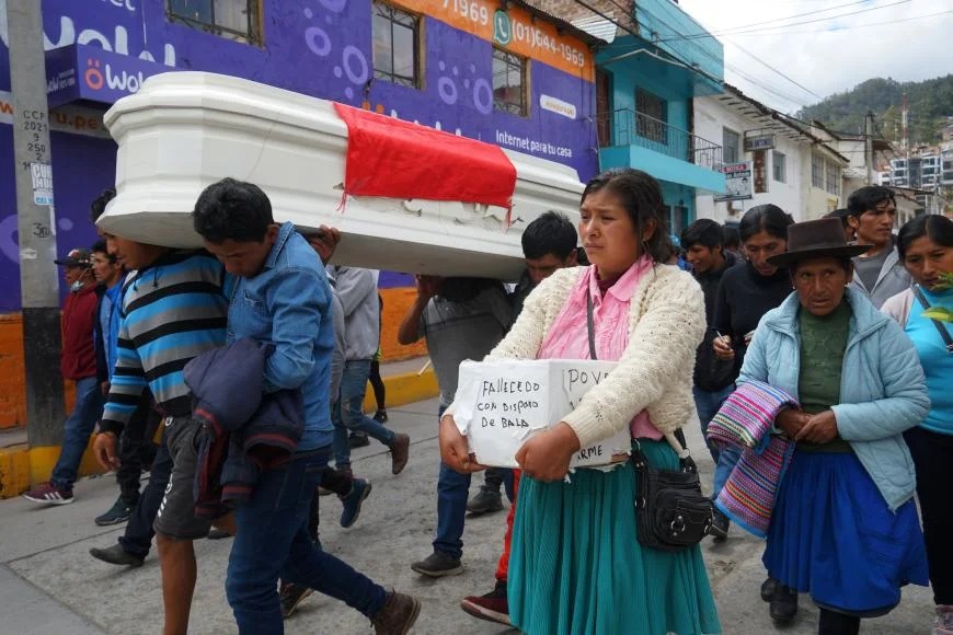 Familiares de Wilfredo Lizarme, de 18 años, recorren las calles de la ciudad con el ataúd que lleva su cuerpo, en Andahuaylas, el martes 13 de diciembre de 2022.