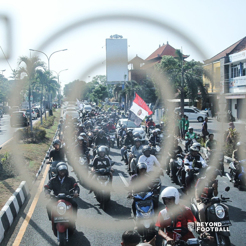 Suporter konvoi di jalanan di Bali untuk menyambut Bali United (Serdadu Tridatu) yang berhasil jadi jawara Liga 1.