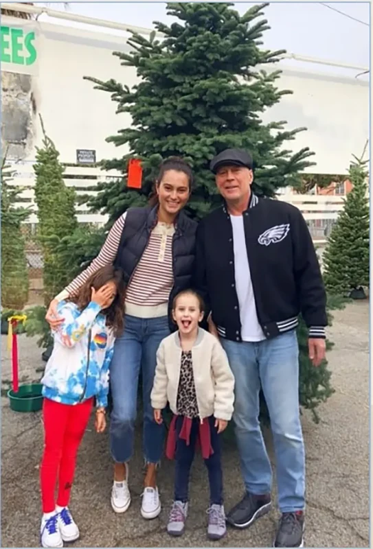 Casal Emma Heming e Bruce Willis em momento íntimo registrado anos atrás