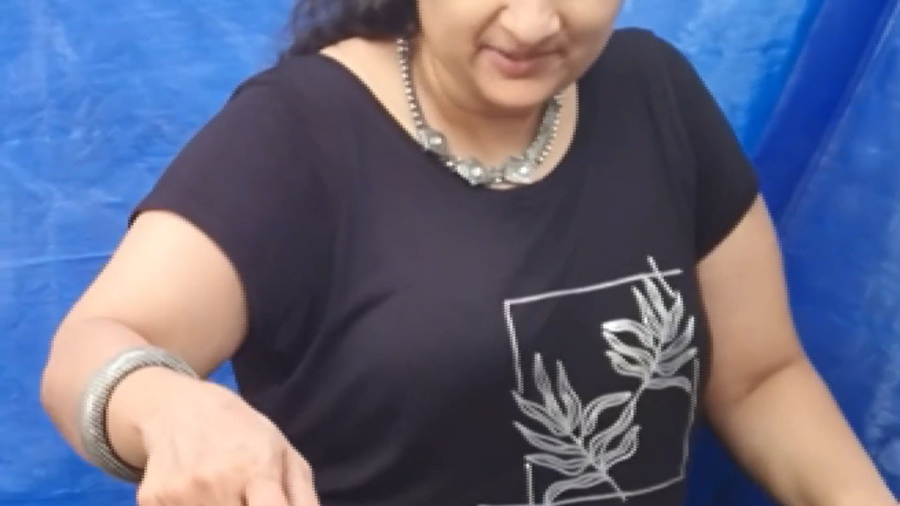 Sexy Malayali lady  big boobs ,Ass,jiggling boobs and cleavage.mp4_snapshot_00.05.781